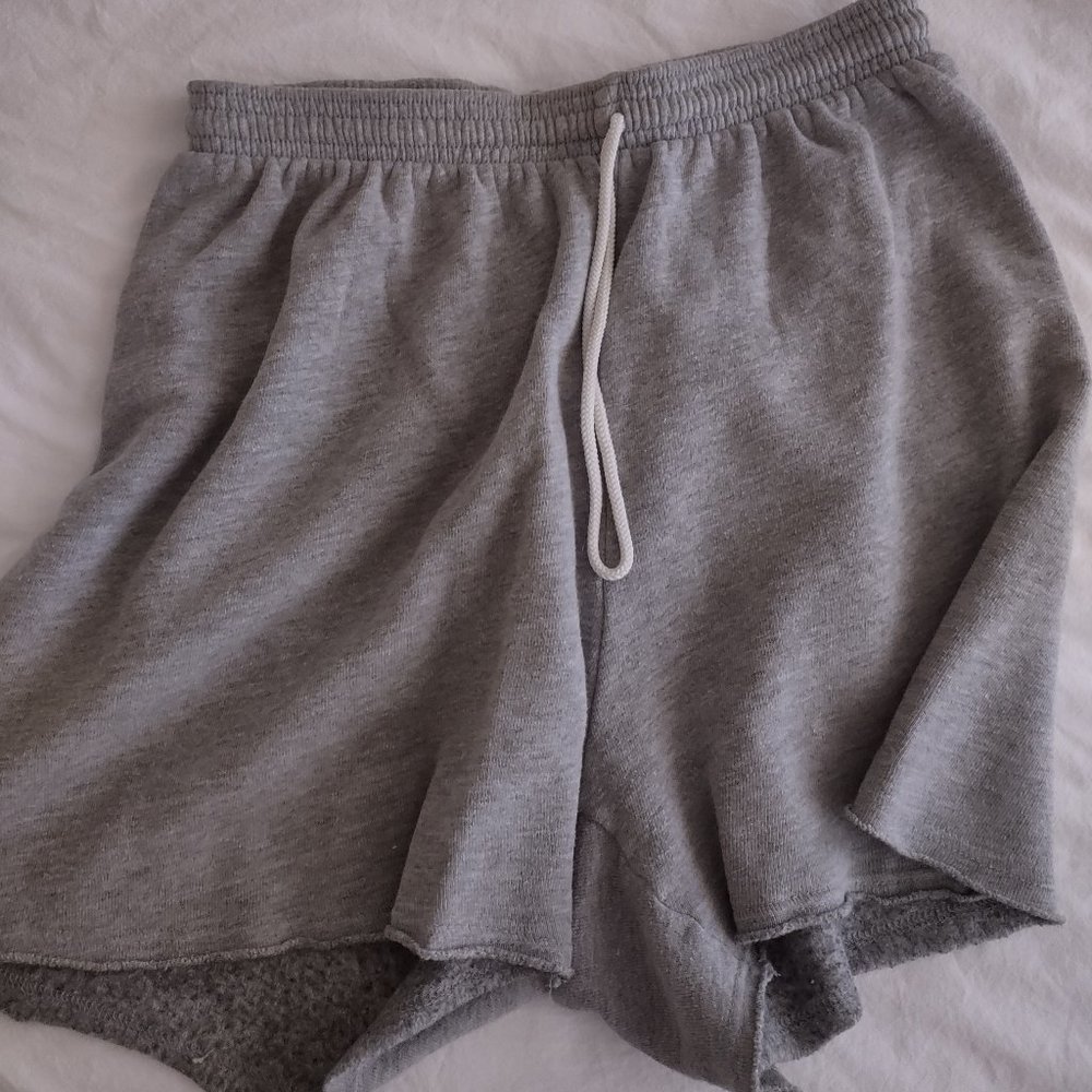 Alo Yoga Accolade Sweat Short in grey size S